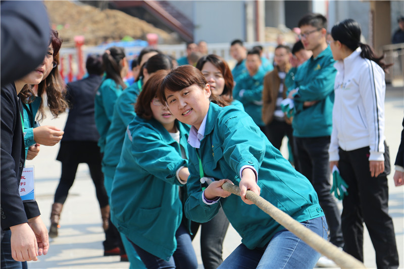 拔河比賽順利結(jié)束，凸顯團(tuán)結(jié)拼搏精神