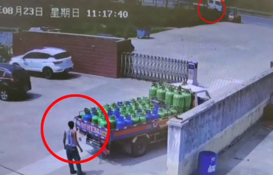 突發(fā)：道邊貨車突然著火，匯通“小哥”拎起滅火器就上