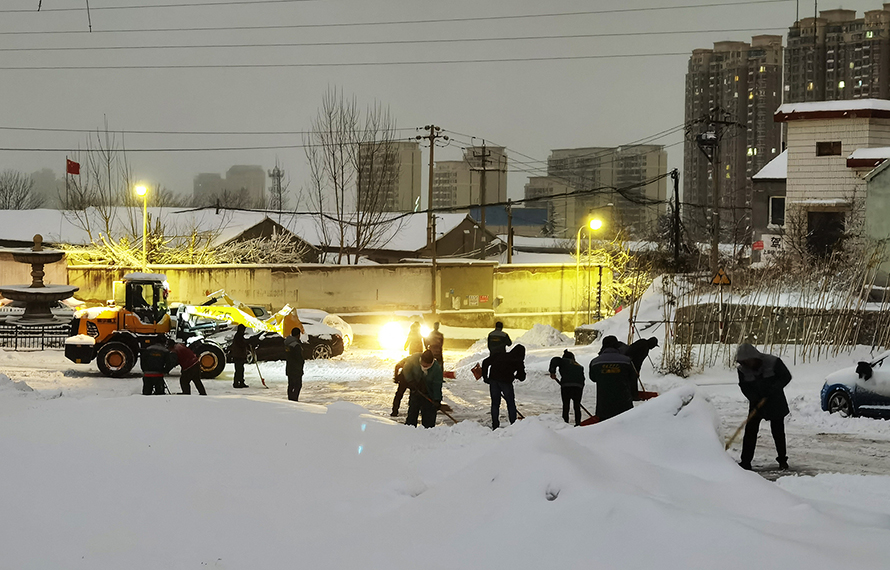 堅(jiān)持發(fā)揚(yáng)掃雪精神，隨下隨清保障平安