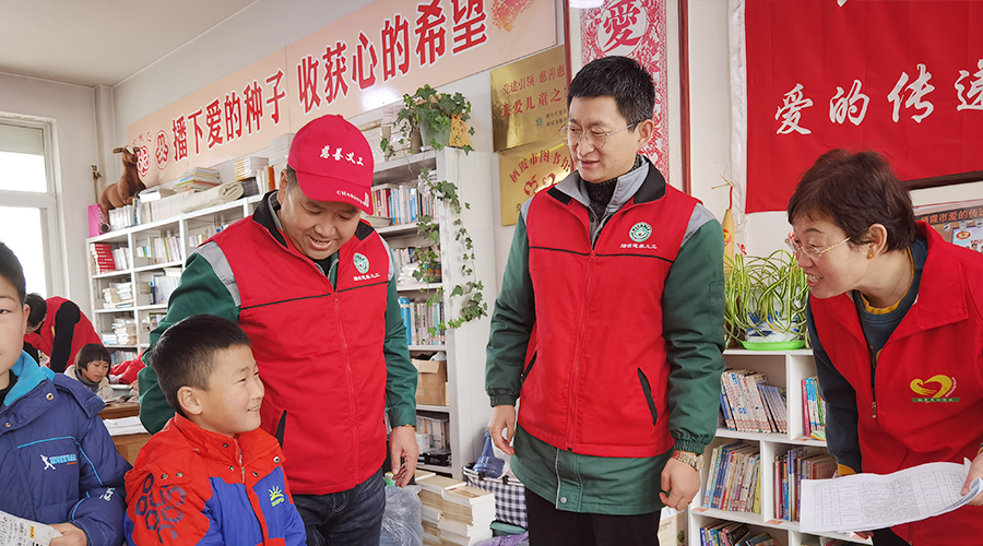 穿新衣領(lǐng)文具盲盒！棲霞市20名孩子收到“新年心愿 ”禮物